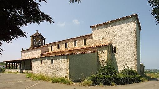 Santiago de Gobiendes Construida en el siglo X y reedificada parcialmente en el siglo XIX, esta iglesia prerrománica cuenta con planta basilical; está dividida en tres naves y tiene cabecera