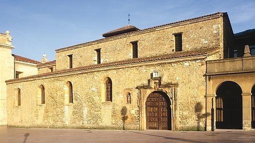 San Tirso el Real De su antigua fábrica prerrománica únicamente conserva la parte superior del muro testero, de sillarejo, con medallones en los extremos de su alero y cubierta a dos aguas.