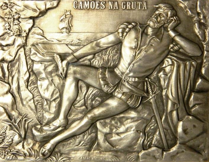 1490. Medallón cuadrado. Texto en Portugués, 1580-1980. Bronce plateado, 182.32 gramos. 93 x 77 mm. Conmemorativo del IV Centenario de la muerte de CAMOES.