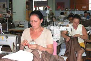 Conglomerado productivo de Textiles y Confecciones INDICADORES RELEVANTES NACIONALES: Población beneficiada directa e indirectamente Bolivia: 2000 familias (Sector informal).