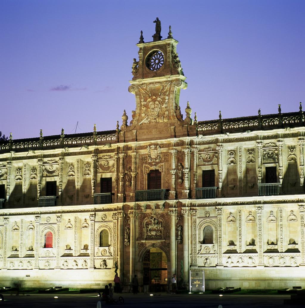 Quiero irme al Parador de Santo Estevo Parador de León Uno de los Paradores más emblemáticos de la red, un hotel con historia desde el que organizar tus rutas por la ciudad de León.