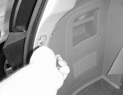 Dévisser la poignée qui retient le panneau d accès du coffre du véhicule du côté conducteur.