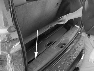 Si no se ha hecho, retire las cabeceras de los asientos del vehículo de su lugar de almacenamiento.