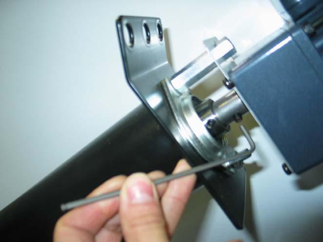 Apretar el tornillo de bloqueo con ayuda de una llave allen de 4 mm 2)
