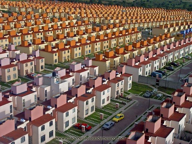 Respondiendo a estas realidades, los desarrolladores de vivienda han optado por construir fraccionamientos cada vez más grandes y cada vez más alejados de los núcleos urbanos donde se encuentran