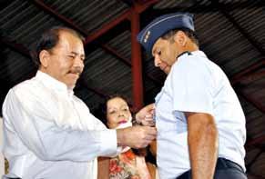 El Comandante Daniel Ortega Saavedra otorgó según Orden Nº 1012/2011, la Medalla Honor al Mérito Militar Soldado de la Patria, póstumamente al Primer Teniente (Piloto Aviador) Carlos