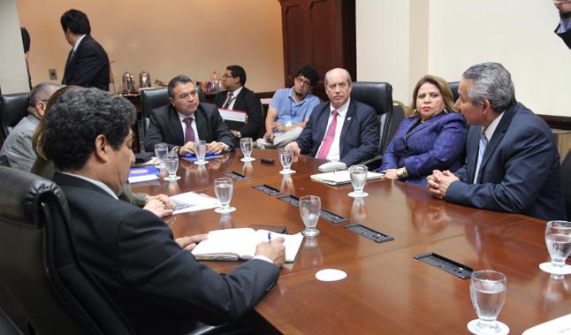 628 hombres y mujeres salvadoreñas 74 municipios 8 departamentos La reunión fue presidida por la Magistrada de la Sala de lo Contencioso Administrativo y Coordinadora de la Comisión de Seguimiento