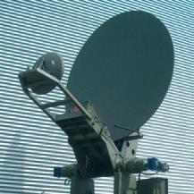 Comunicaciones militares por satélite Tienen características propias que los diferencias de los civiles, aunque comparten las bases tecnológicas Fiabilidad (redundancia, protocolos seguros y
