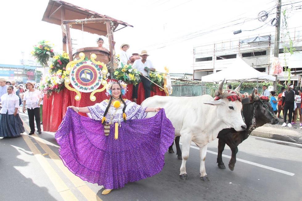 Conjunto folklórico en desfile de carretas de Juan Díaz 10 de