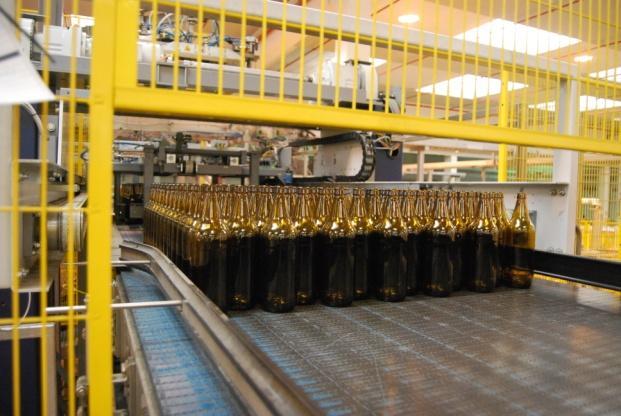 ILUSTRACIÓN 31: TRANSPORTE DE ENTRADA DE PALETS DE BOTELLAS NUEVAS La línea B1200 es la encargada de envasar botellas de 1litro y tiene una capacidad nominal de 90.000 botellas/hora.