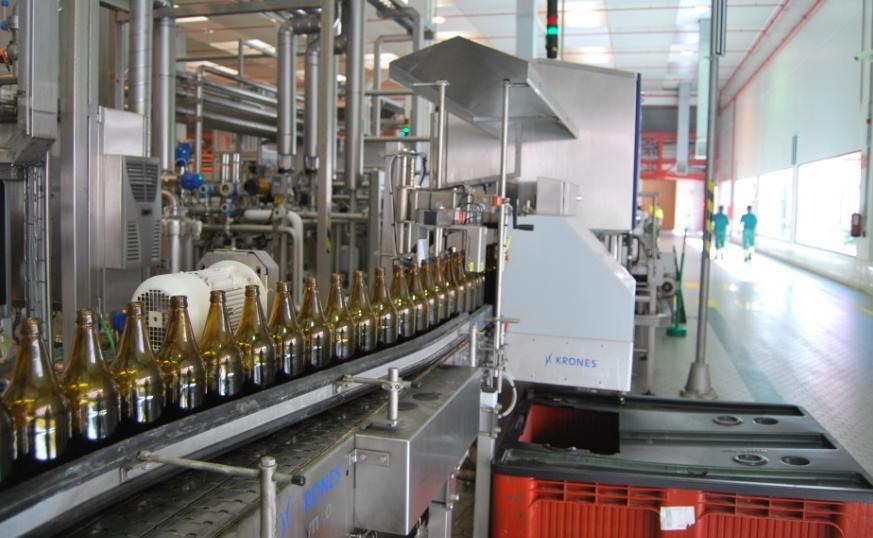 Las botellas pasan por el inspector de botellas vacías, el cual se encarga de detectar cualquier posible anomalía de la botella y en tal caso eliminarla de la circulación.