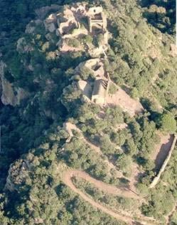 Tal com hem comentat, a finals del segle XVIII s arribava al castell d Eramprunyà per un camí directe que venia de la Clota, i no existia cap camí que baixés directament del castell a la vall.