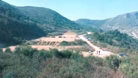 L actual camp de tir militar en l indret on antigament hi havia les masies de can Perers i can Puig de Tibart. La pista no reprodueix el traçat del camí.