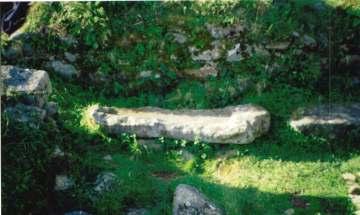 Fig. 5. El sarcófago de la desparecida ermita de San Guillermo, en Finisterre, sobre el que se realizan prácticas de fecundidad. (Foto de Alonso Romero, F.).