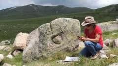 Piedra grabada en borde de camino neolítico