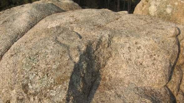 Figura 16. Fragmento de igura humana en el yacimiento de Pedra Furada, está grabada en la posición indicada en la igura 13.A.1. La rotura se debe a una violación causada por el intento de buscar un tesoro.