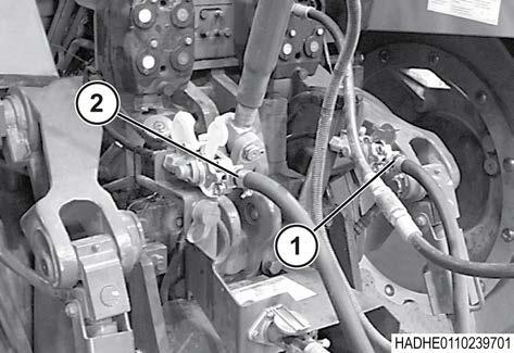 6 Conexión de las mangueras del freno de aire de la máquina con el tractor Procedimiento 1. Quite las dos mangueras de freno de los soportes de almacenamiento. 2.