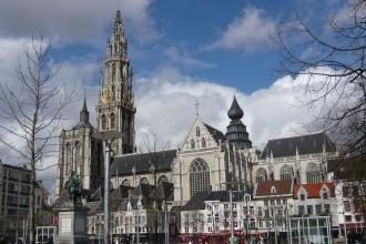 Día 2 Amberes La ciudad de Amberes se ubica en Bélgica. Destaca por sus edificios de valor arquitectónico y monumentos, sus diversos lugares de entretenimiento, y sus museos y oferta cultural.