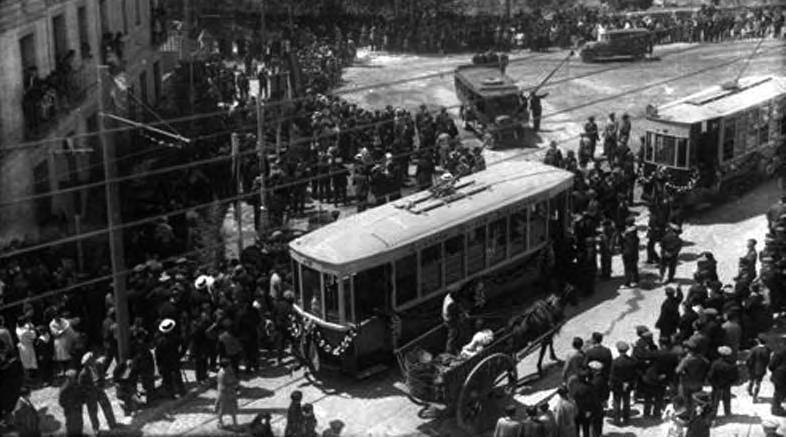 Festes en honor de Clavé 1928, un film perdut i recuperat de Ricard de Baños 13 Els tramvies 1 i 2 el dia de la seva inauguració.