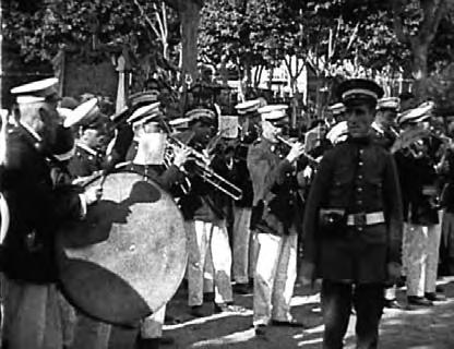 Festes en honor de Clavé 1928, un film perdut i recuperat de Ricard de Baños 15 una cortina que mantenia tapada la làpida, essent saludat per totes les personalitats que acompanyaren l acte.