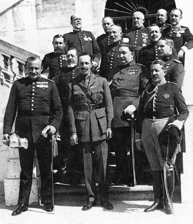 El Directorio Militar (1923-1925) El Directorio Militar suspendió la Constitución de 1876, disolvió las Cortes y estableció la censura de prensa. La Administración quedó en manos del ejército.