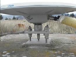 Mojón de concreto empotrado en el terreno con las siguientes dimensiones: Base superior, inferior y altura 0,52m. Fotografías Estación: Imagen 1.