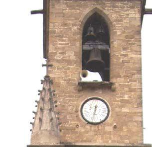 2) Parroquia San Juan Bautista 3) La torre de la iglesia La estructura urbana de Obanos está localizada en torno a un núcleo con dos plazas: una la Plaza de San Guillermo y otra la Plaza de los