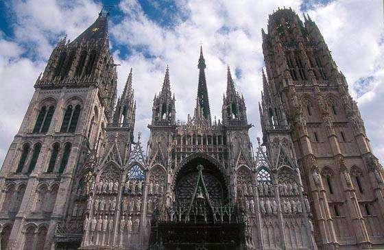 Esta es una foto de la catedral Notre-Dame, después de la renovación que empezó en el año 2000 hasta la actualidad. Hoy en día la catedral está casi renovada.