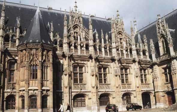 ciudad. Palacio de Justicia PALACIO DE JUSTICIA: Es el edificio gótico no religioso más grande de Francia.