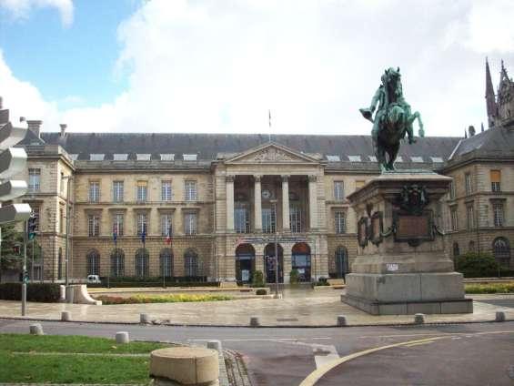 El Ayuntamiento de Rouen. En esta ciudad, hay varios modos de transporte: - El bus, compuesto de 27 líneas regulares, 18 líneas de taxis colectivos et 24 líneas para el escolar.