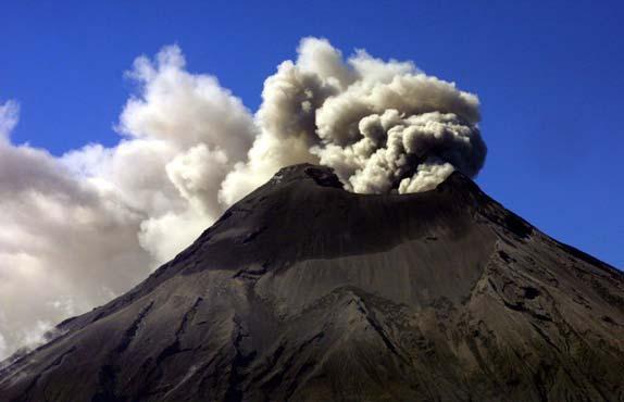ANTECEDENTES En los últimos años, el Ecuador ha estado expuesto a varios procesos eruptivos, los cuales en mayor o menor grado, afectaron y afectan la vida de miles de ecuatorianos, así como las