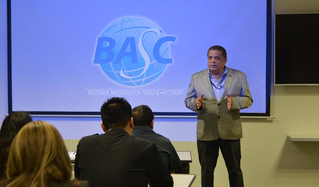 César Venegas Núñez, Gerente General de BASC PERÚ, quien expusó sobre la importancia de que las empresas implementen un Sistema de gestión en control y seguridad BASC en sus operaciones; y sobre las