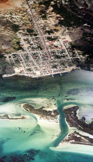 h. San Felipe. El puerto de San Felipe se encuentra a 193 Km. de Mérida y a 251 Km. de Progreso. La población cercana más importante es Tizimin, distante 65 Km.