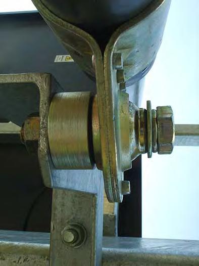 En el montaje del motor en el bastidor: Respetar la cota (210 mm). 210 mm mín.