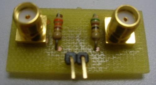Figura 2.7 Vista anterior (izq) y posterior (der) del circuito de medición de retardo del transistor 2.1.8.