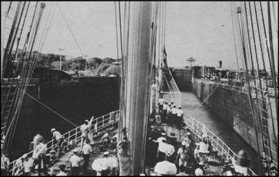 462 REVISTA DE MARINA (JULIO - AGOSTO 1979) Ingresando a las esclusas de "Miraflores". Según la edición de 1976 77 del Registro Marítimo Lloyd, existen en la flota mundial 65.