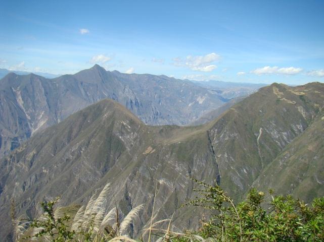 f) Montaña escarpada Ocupa una extensión de 73,102.60 has que equivale al 2.22% de la superficie total estudiada, comp