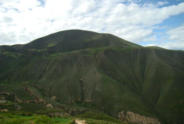 Son superficies accidentadas; comprende áreas montañosas que por lo general emergen sobre las altiplanicies y colinas alto andinas; el potencial de estas zonas es muy reducido, debido a las severas