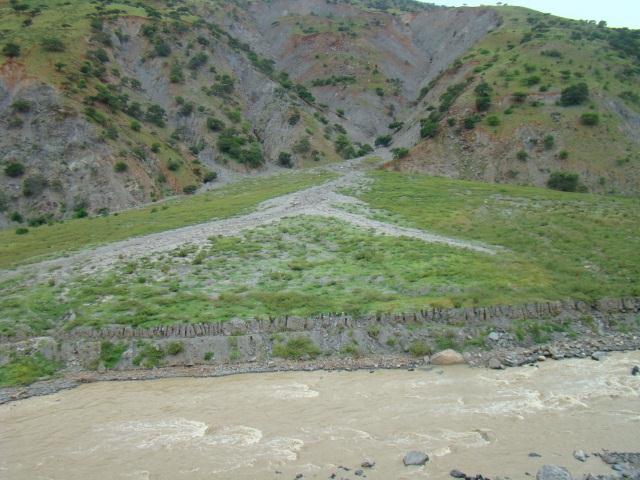 Están constituidos por depósitos aluviales holocenicos (conglomerados y areniscas), que descienden de las colinas y montañas circundantes, en este caso directamente al río Crisnejas, como resultado