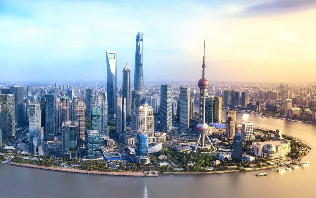 La Perla de Oriente Emplazada en la desembocadura del río Yangtsé y bordeada por el mar de la China Oriental, la ciudad de Shanghái ha resurgido a lo largo de las últimas décadas hasta convertirse en