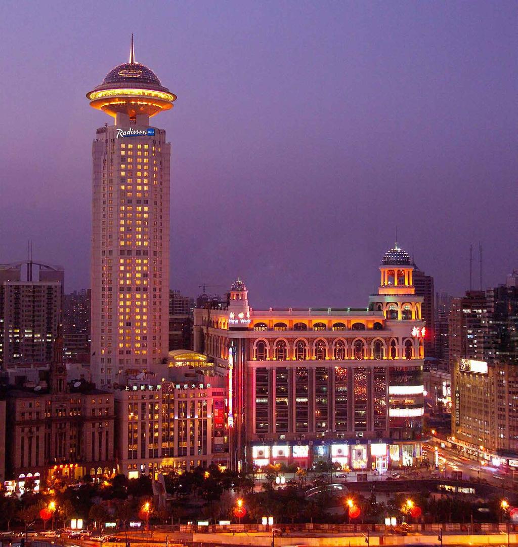 Hotel Radisson Blu Shanghai New World Este hotel de 208 m de altura se encuentra en el distrito Huangpu de la ciudad.