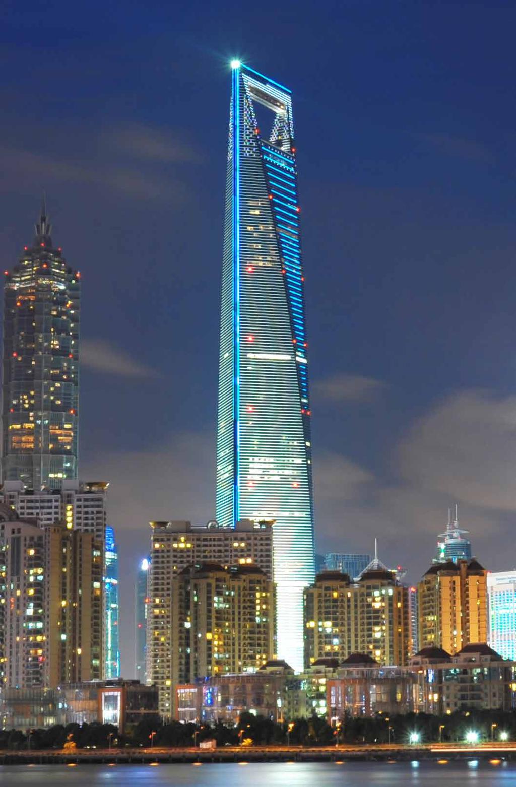 Shanghai World Financial Center Torre de Shanghái Encargado de crear un edificio que simbolizara el carácter emergente de Shanghái como capital internacional, el arquitecto William Pedersen apostó