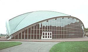 separadas 50 m, fue diseñada por el arquiteto Eero Saarinen (1910-1961) para el Auditorio Kresge del Instituto de Tenología de