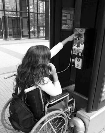 Cuando existan teléfonos públicos, al menos 1 de cada 5 deberá tener condiciones que permitan su uso por personas con discapacidad.