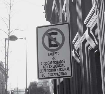 El manual de señalizaciones en Chile reconoce la siguiente señalización vertical como la oficial: Tratándose de autorización para el estacionamiento de vehículos de personas con discapacidad, junto a