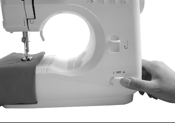 La máquina de coser se puede operar de dos maneras: con el controlador de pie o con el interruptor de apagado/de velocidad.