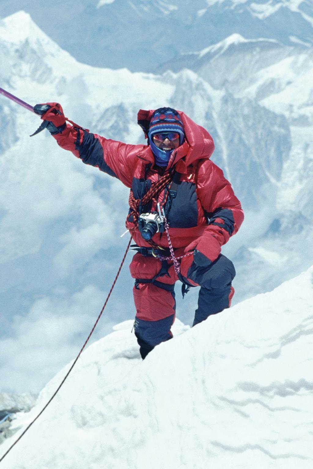 Ed Viesturs 14 X 8 000 Ed Viesturs es el principal alpinista estadounidense de grandes alturas, ha escalado muchas de las cimas más difíciles del mundo, así como el Monte Everest en siete ocasiones.