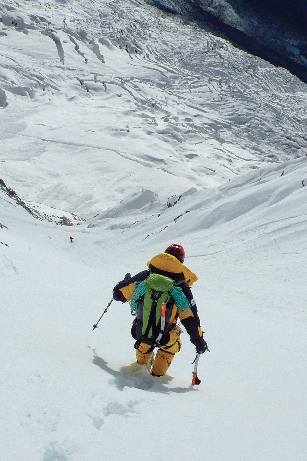 Jean Troillet ESTILO ALPINO Jean Troillet, alpinista y navegante suizo-canadiense, obtuvo su certificación como guía de montaña en 1969. Ha coronado 10 cimas de más de 8.