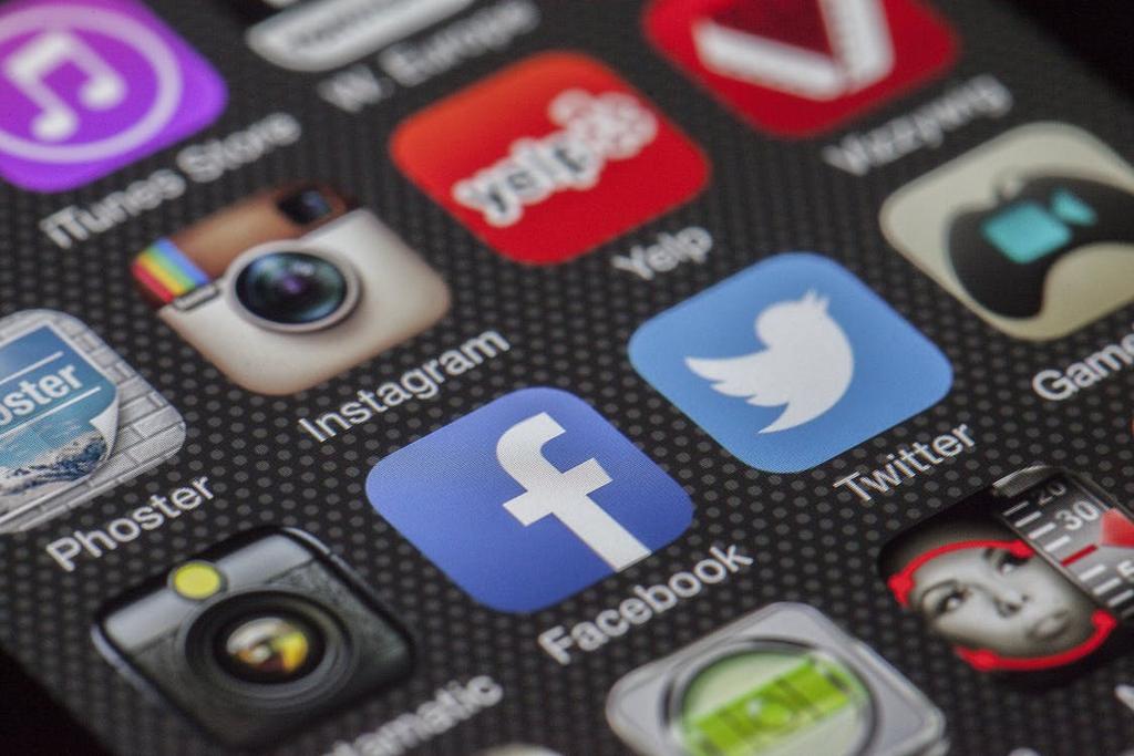 SOCIAL MEDIA Gestión de redes sociales Incluye: -Auditoría inicial para analizar la situación -Plan de Social Media -Gestión de la