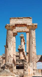 Al pasar por la calle Herodou Atticus podemos ver el ex Palacio Real, custodiado por los pintorescos Evzones, el Estadio Panatenaico, el Templo de Zeus y el Arco de Adriano.